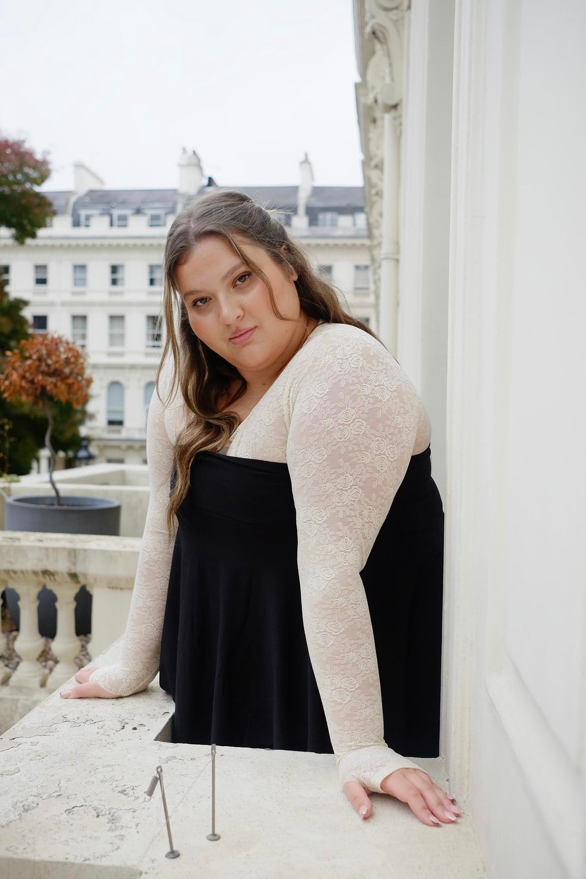 Rum Mesh-Spitzentop mit Rosen - Cream
