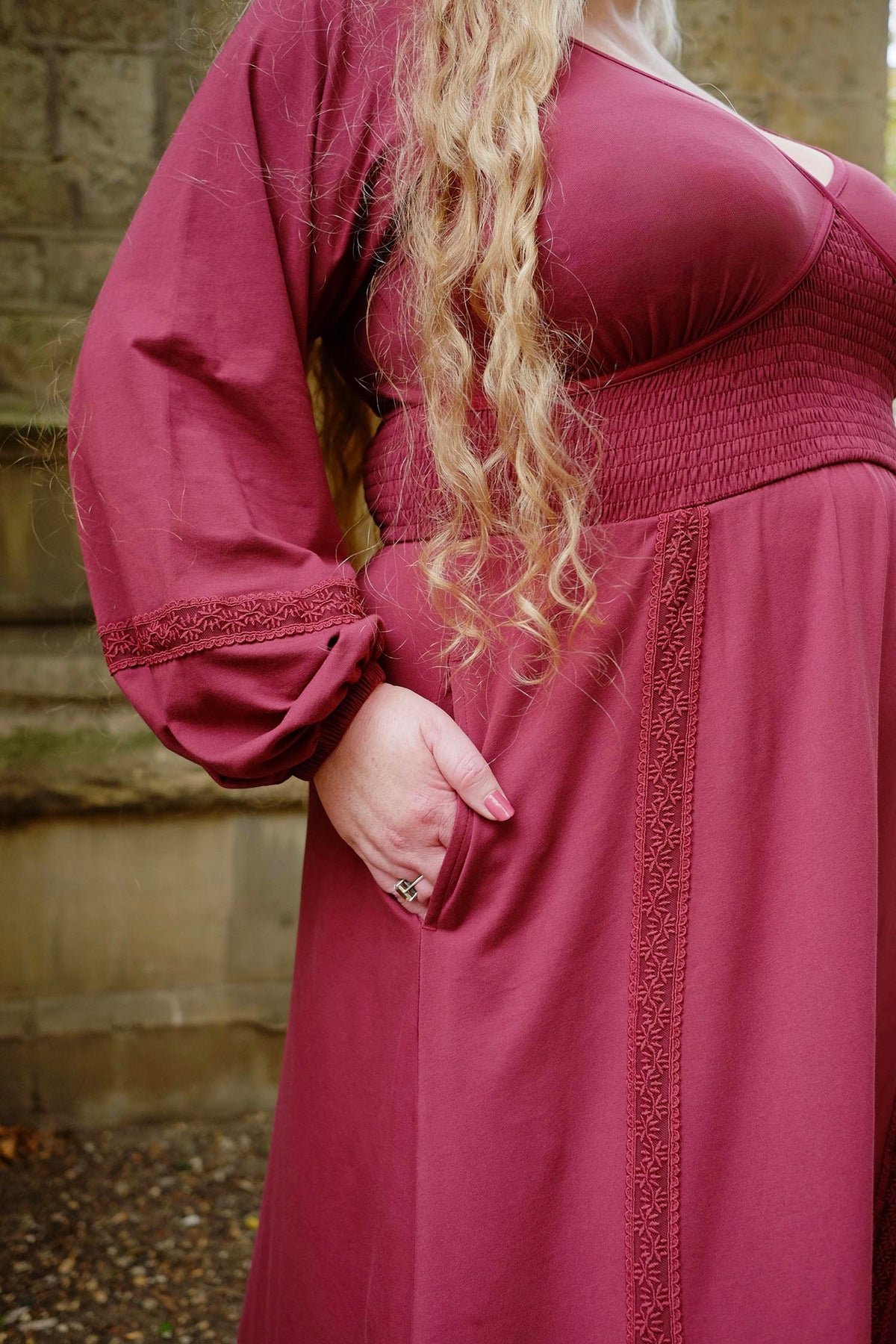 Skye Kleid mit Ballonärmeln und Spitzenbesatz - Burgundy