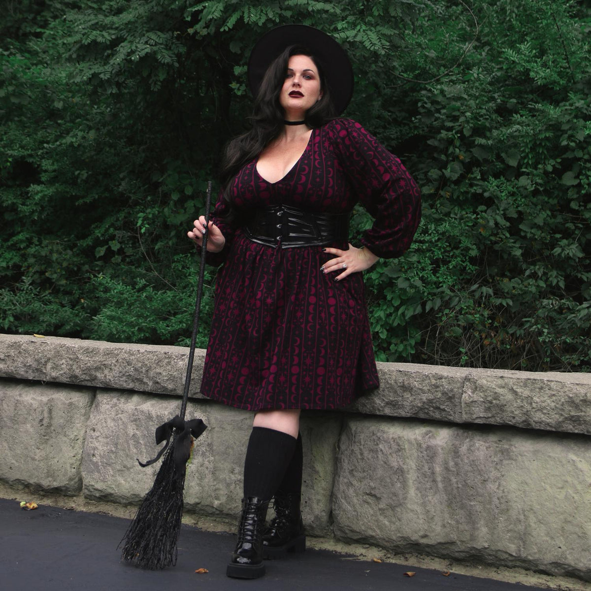 Bedrucktes Baumwoll-Babydoll-Kleid – Moon Stars Pinstripe – Cherry