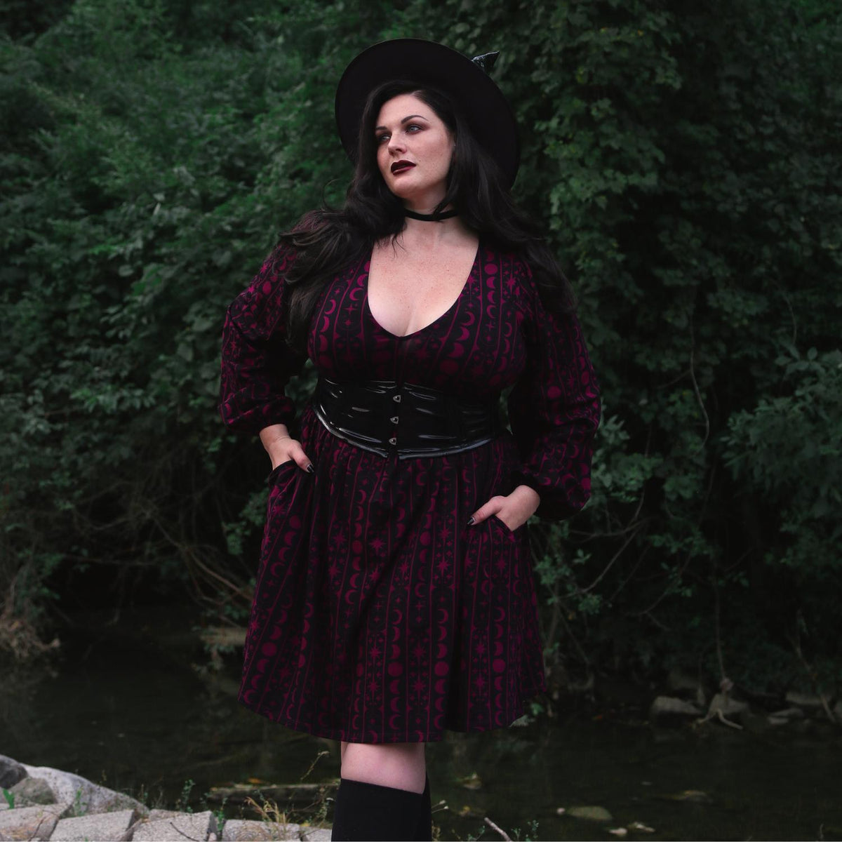 Bedrucktes Baumwoll-Babydoll-Kleid – Moon Stars Pinstripe – Cherry